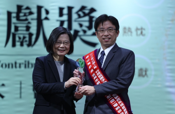 President Tsai Granted Outstanding Contribution Award of Functionary to Research Team