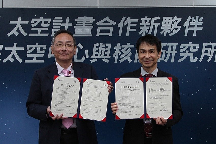 國研院太空中心主任林俊良與核研所所長陳長盈代表簽署合作意願書