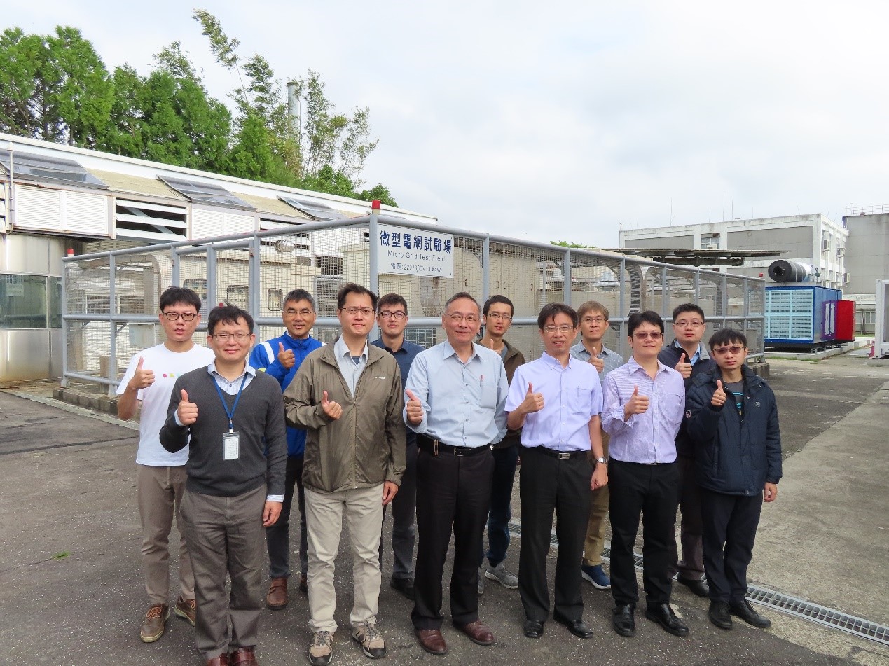 陳長盈所長(左三)與團隊於本所微型電網試驗場前合影