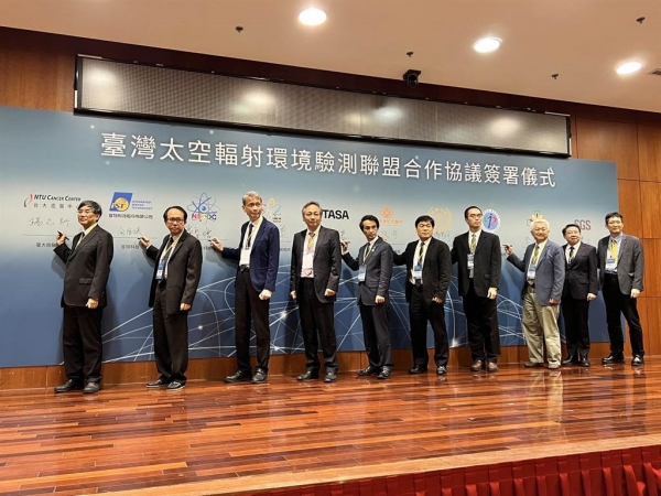 台灣太空輻射環境驗測聯盟號召10位聯盟夥伴簽署新約