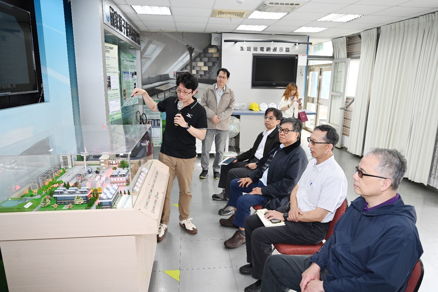 高前廠長參訪本院「綠能發配電智慧電網研發展示」