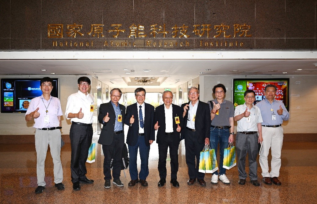 高院長(左4)與亞太ESG行動聯盟戴謙理事長(左5)等人於院部大樓前合影