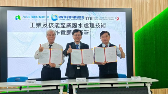 圖1：王正忠副院長(中)與九杏生技吳清源董事長(左)、紡織所李貴琪所長(右)共同簽署三方合作意願書