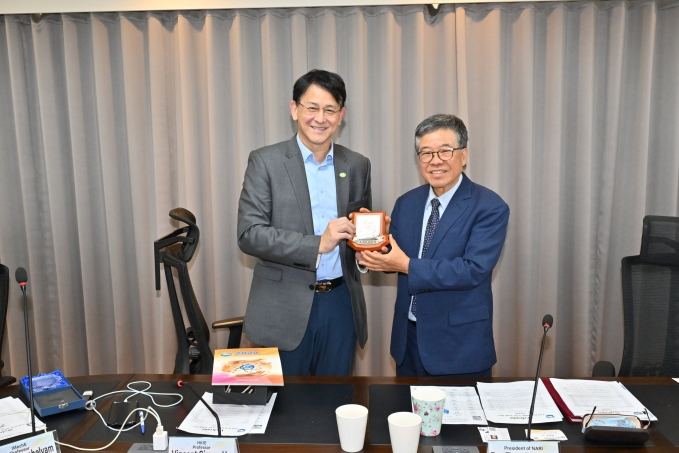 Vincent Ho博士(左)致贈高院長(右)紀念品