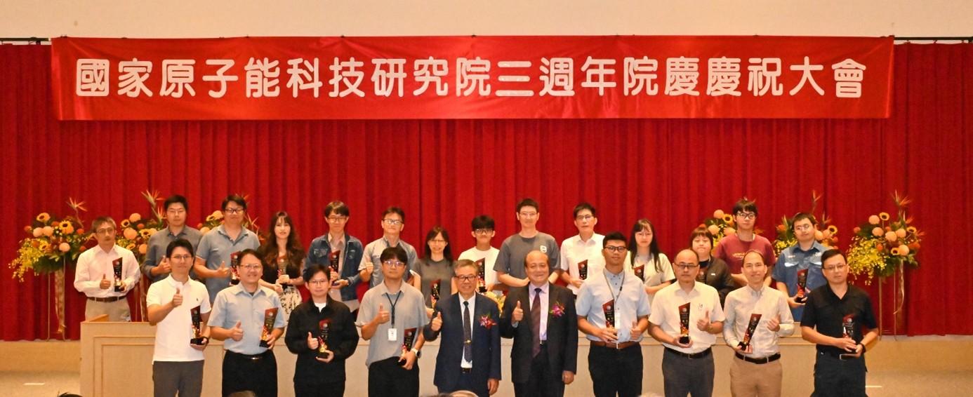 圖片3_陳主委(前排右5)、高院長(前排右6)與研發成果暨業務創新競賽獲獎同仁合影