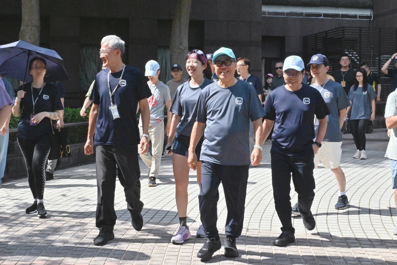 圖片5_高院長親自率領同仁進行健走活動