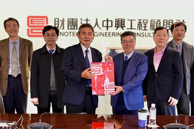 中興社李俊毅董事長致贈國原院高梓木院長禮物