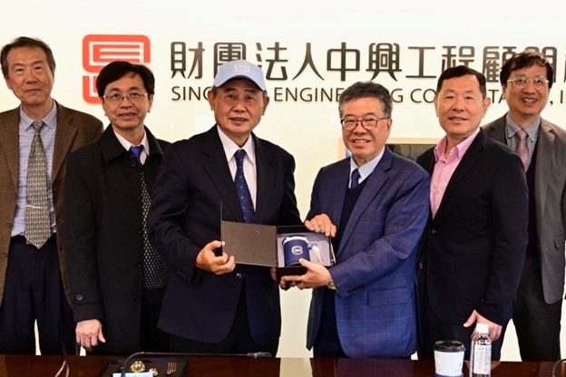 國原院高梓木院長致贈中興社李俊毅董事長禮物