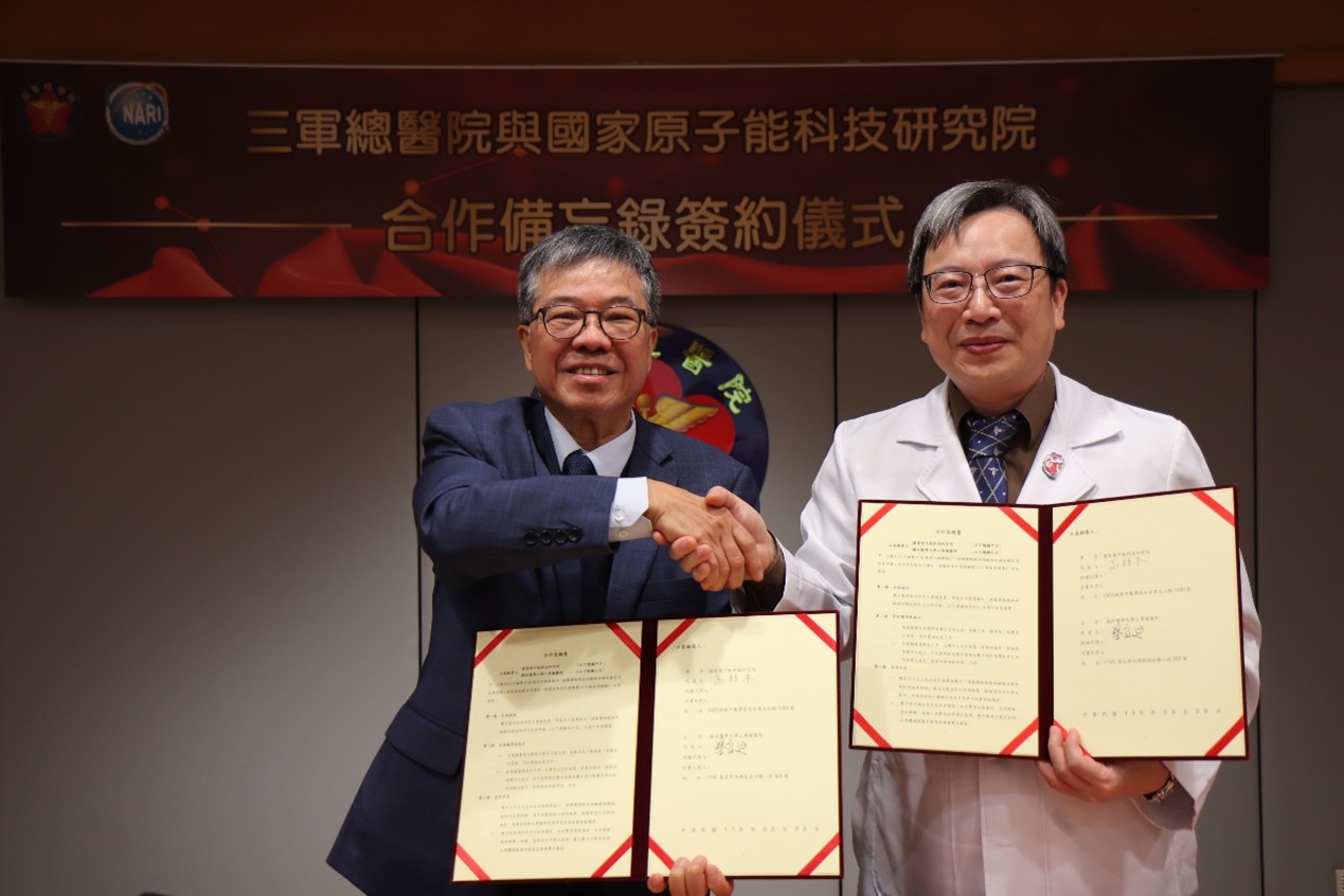 高梓木院長(左)與三總蔡宜廷院長(右)簽署合作意願書
